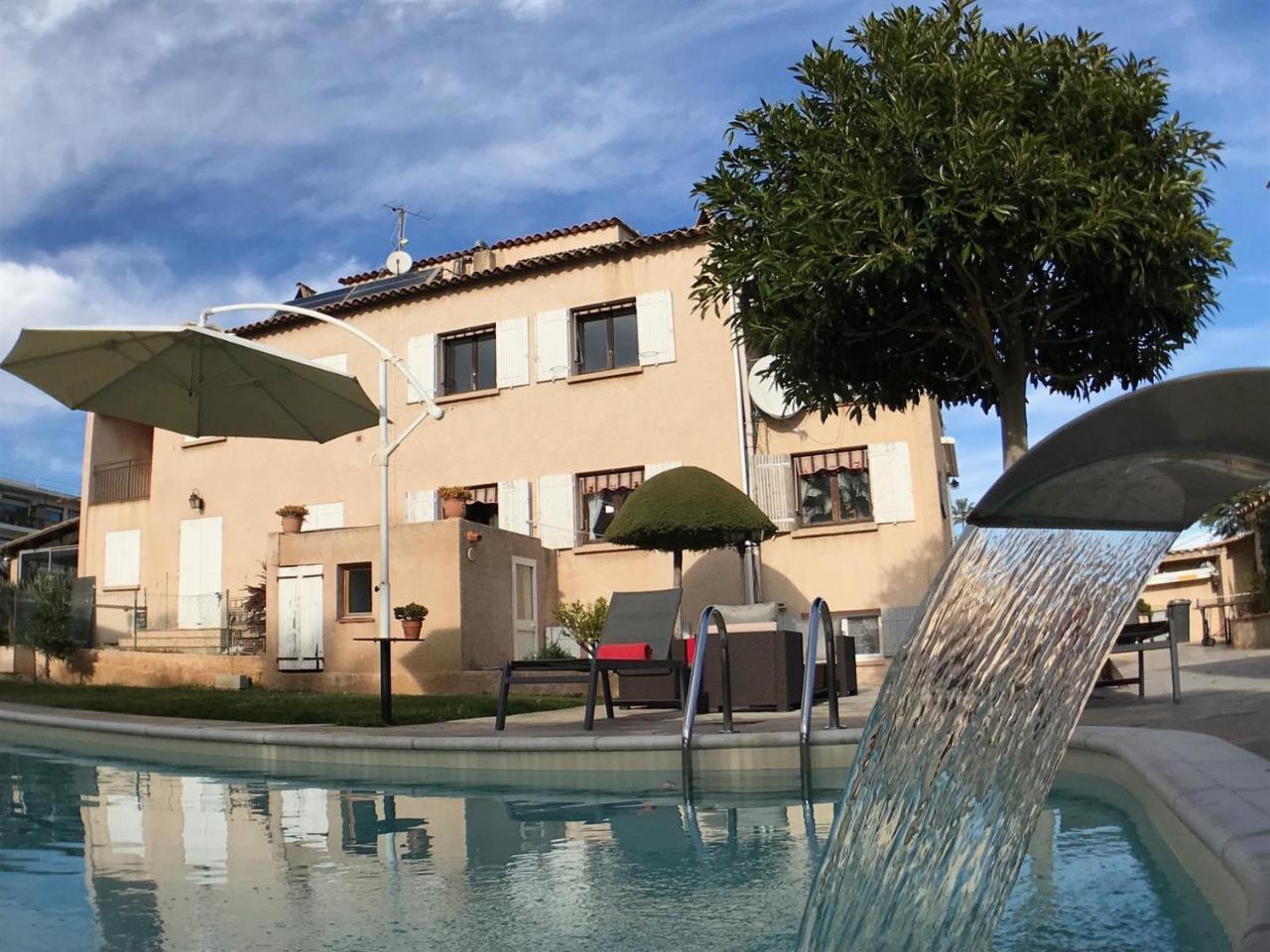 Debbie's Crew House Antibes